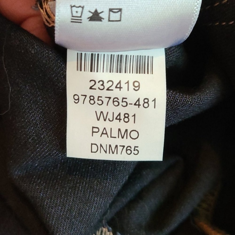 🌟Host Pick🌟 Never Worn: PAIGE Manhattan Bootcut Jeans dark wash and classic - Picture 15 of 15